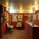 Varchiamo l�ingresso capeggiato dall�insegna nera e rossa e attraverso una scalinata accediamo ai locali sotterranei. Siamo nel minuto foyer del teatro, le cui pareti sono adornate dalle locandine degli spettacoli che hanno reso famosa Nietta...